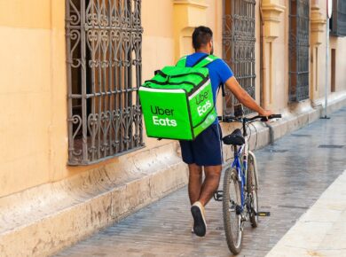 riders e nuovo ccnl, immagine in evidenza, fattorino di ubereats